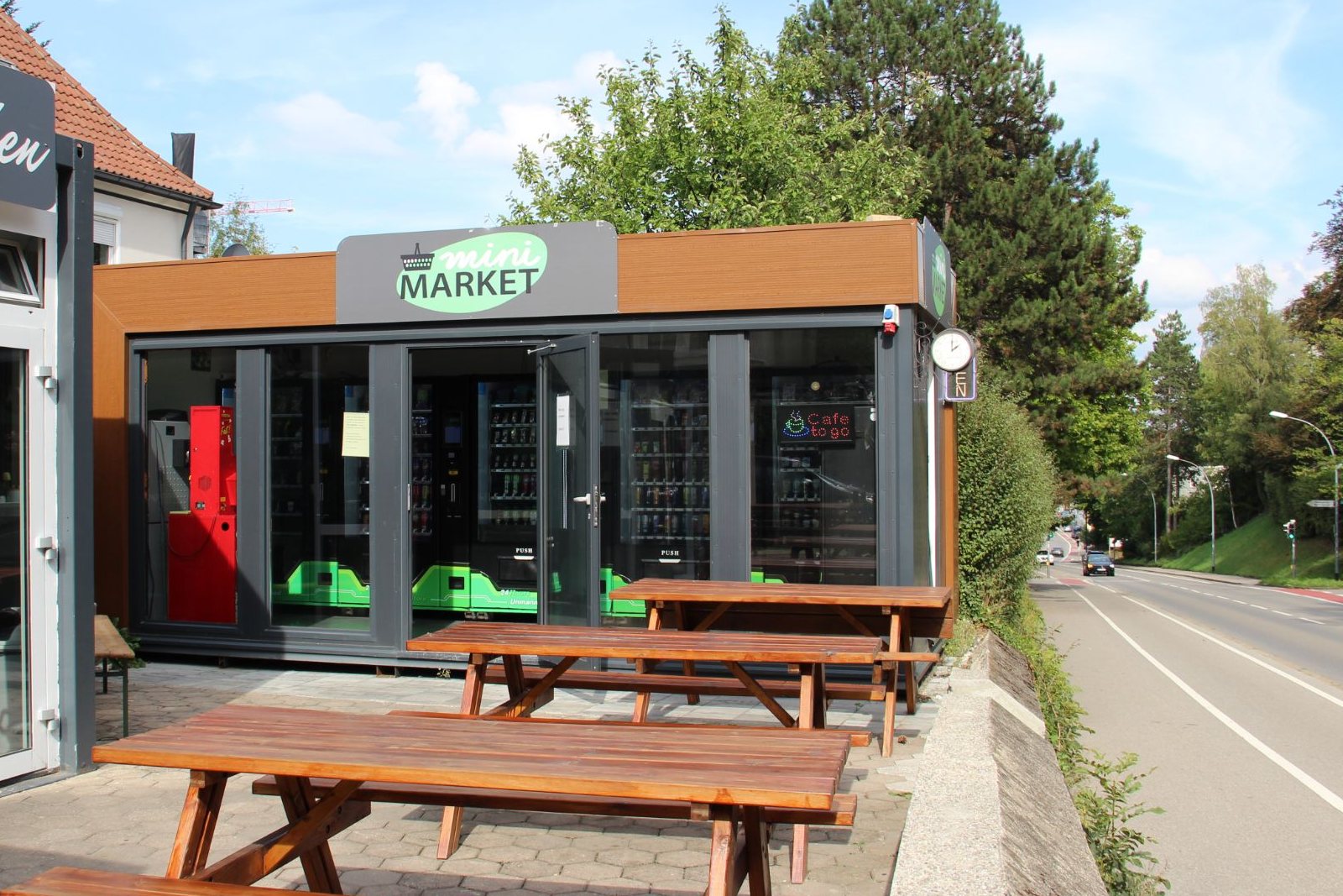 Der Mini Market an der Lindauer Straße: verglaste Front mit Automatenreihe, davor Sitzbänke