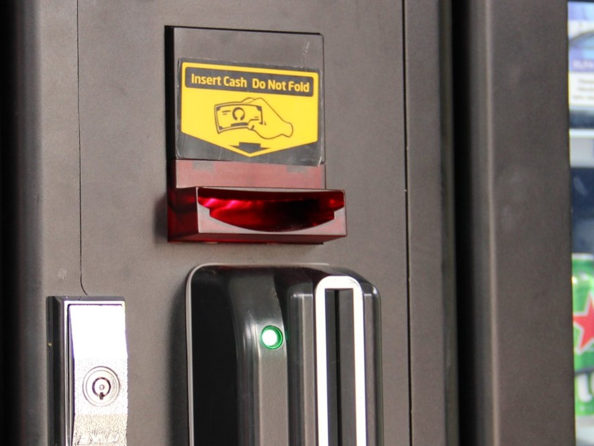 Scheineinwurf mit gelbem Hinweis „Insert Cash Do Not Fold“ und darunter der Kartenleser