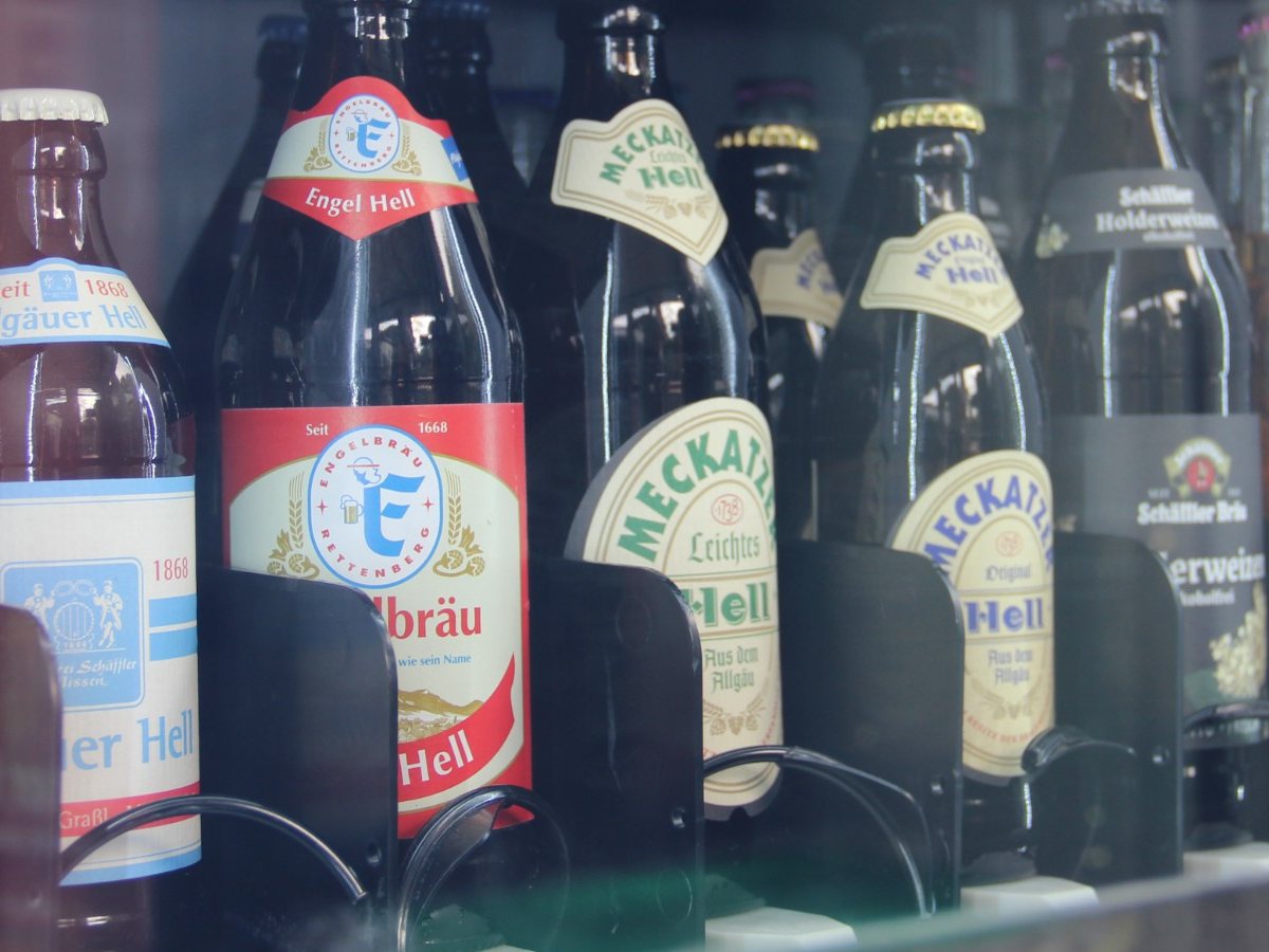 Bierflaschen im gekühlten Automatenfach