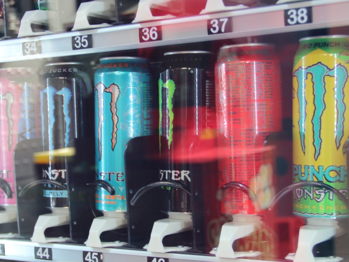 Gekühltes Automatenfach mit Energy-Dosen