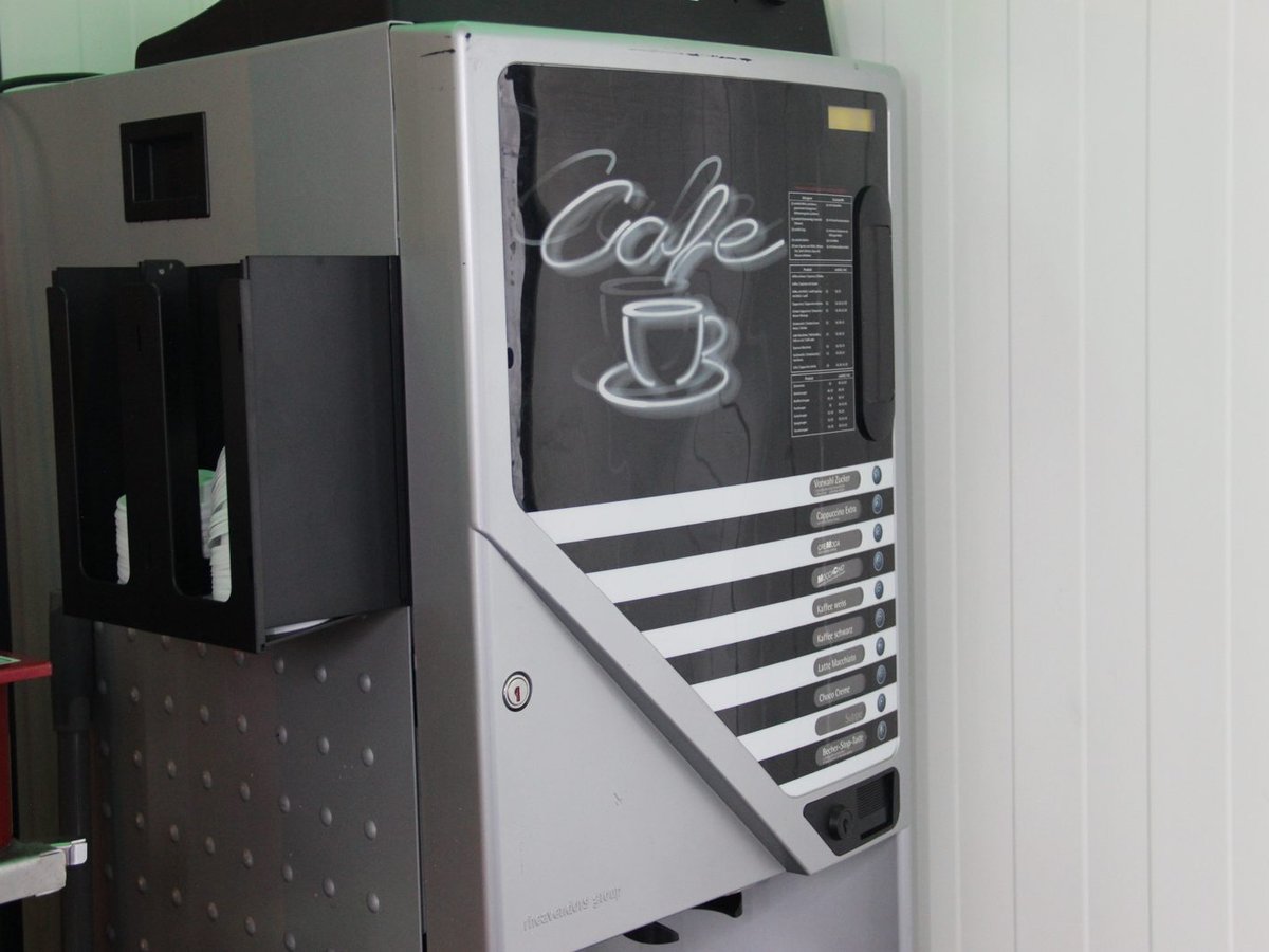Kaffee-Automat mit Becherausgabe und Tastenfeld