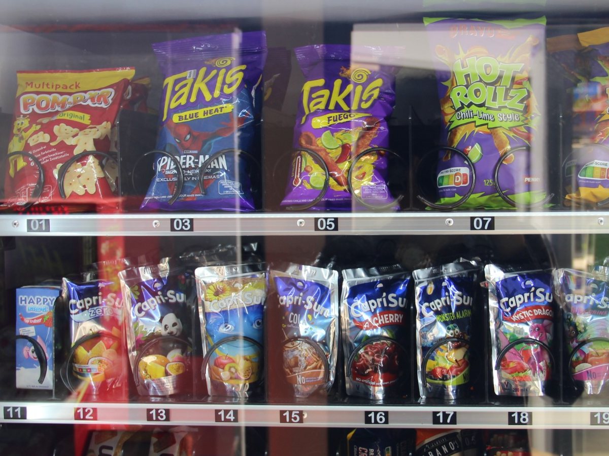 Automatenfach mit herzhaften Snacks hinter Glas