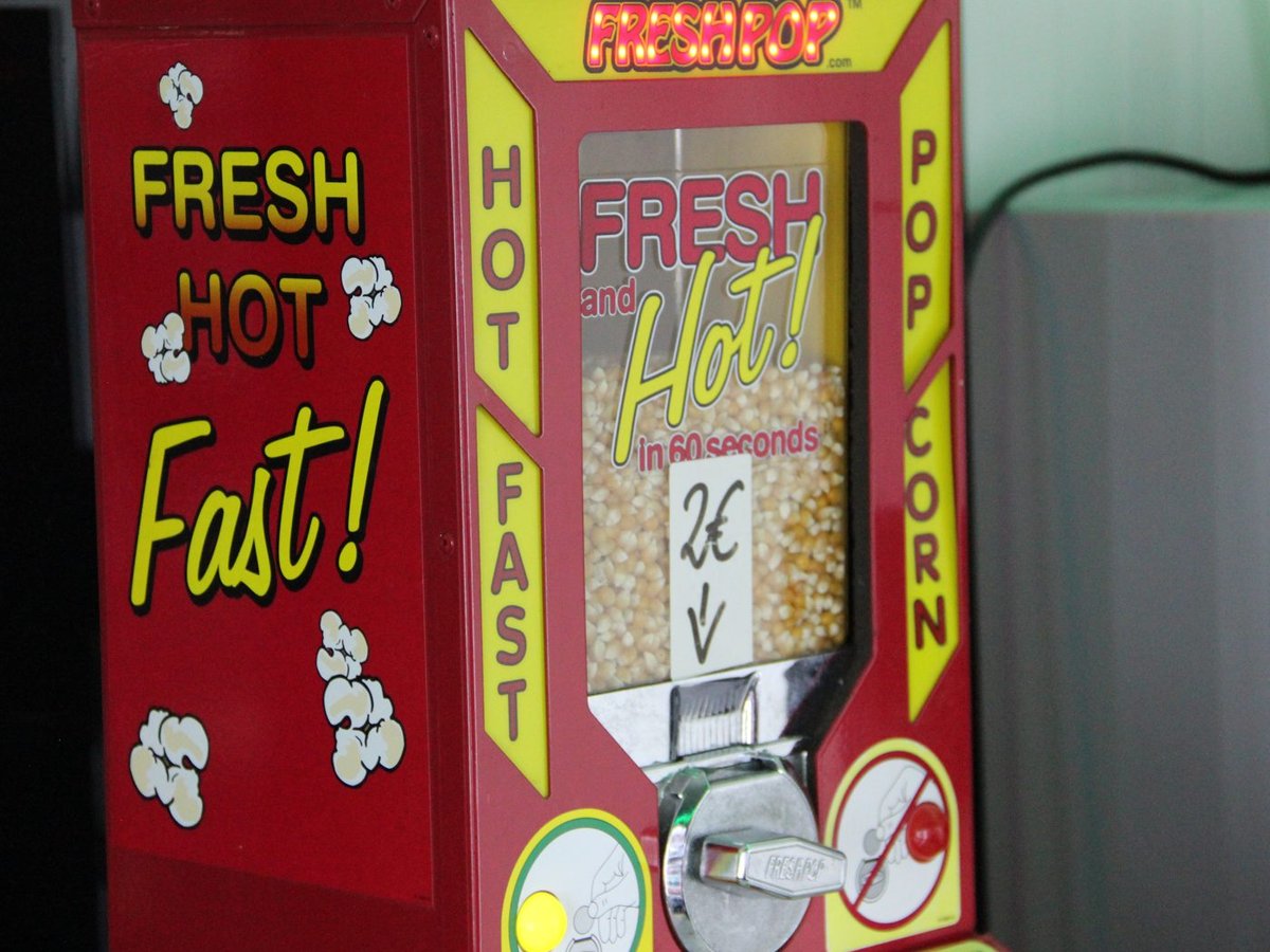 Roter Popcorn-Automat mit der Aufschrift Fresh Hot Fast