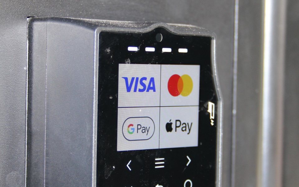 Nahaufnahme des NAYAX-Terminals mit Karten- und Wallet-Symbolen