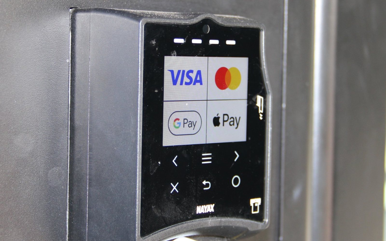 NAYAX-Terminal am Automaten mit den Symbolen für Visa, Mastercard, Google Pay und Apple Pay