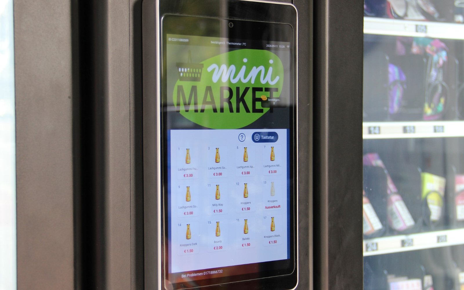 Bestell-Touchscreen mit mini-MARKET-Logo, Artikelliste und Preisen